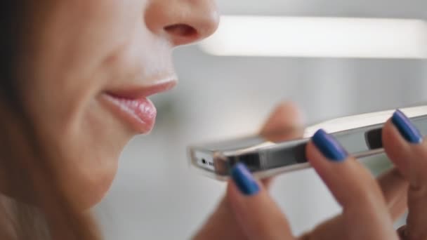 Γυναίκα Στόμα Μιλάμε Smartphone Ηχείο Closeup Κορίτσι Ηχογράφηση Φωνητικού Μηνύματος — Αρχείο Βίντεο