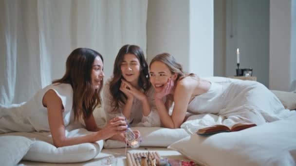Atrakcyjne Dziewczyny Palące Drewniane Patyki Pokoju Spa Najlepsi Przyjaciele Śmiejący — Wideo stockowe