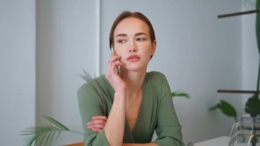 Güzel bir kadın cep telefonuyla konuşuyor. Başarılı bir iş kadını ofiste cep telefonuyla telefonu kapatıyor. Şirket toplantısında arkadaş canlısı, stil sahibi CEO konuşan ortak. Yaratıcı tasarımcı danışmanlığı