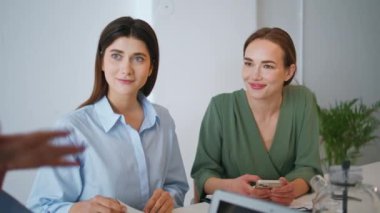 Gülümseyen takım dinleme müdürü yaklaşıyor. Duygusal lider konferans odasında başarılı haber fikirlerini paylaşıyor. Neşeli kızlar şirket çalışanları proje planlama hakkında konuşuyor. Yaratıcı editörler toplantının keyfini çıkarıyor.