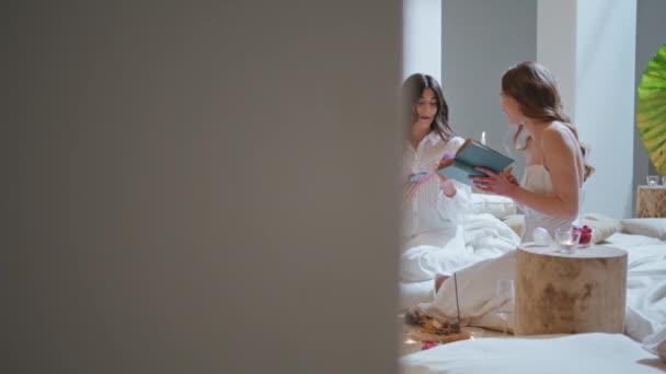 Amigos Relaxados Saem Juntos Noite Meninas Esotéricas Usando Cartas Tarô — Vídeo de Stock