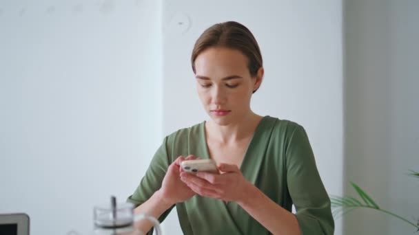 Mujer Ceo Escribiendo Primer Plano Smartphone Administrador Corporativo Confianza Utilizando — Vídeos de Stock