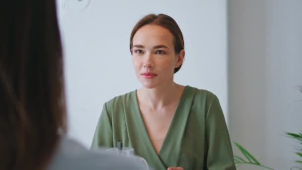 Självsäker Klient Diskuterar Kontrakt Med Advokat Närbild Allvarlig Kvinna Pratar — Stockvideo
