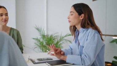 Kendine güvenen lider takım projesini tartışıyor. Başarılı CEO konuşmaları yapan iş arkadaşları stajyerlere kurumsal eğitim atölyesinde ders veriyor. Kadın profesyonel paylaşım fikirleri işe yarıyor. Ortaklar işbirliği toplantısı