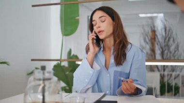 Stresli kadın problemi yakın çekimde çözüyor. Ciddi bir yönetici, müvekkil ortağıyla sözleşme belgelerini tartışıyor. Endişeli, güzel bir girişimci akıllı telefondan konuşur. Kadın profesyonel iş başında.