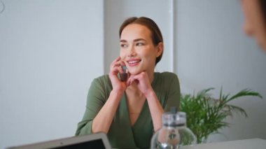 Rahat iş kadını cep telefonuyla konuşuyor. Gülümseyen yönetici danışman müşteri dostça sohbetin keyfini çıkar. Başarılı kadın CEO 'nun ofiste konuştuğu ortak. Milenyum yaşam tarzı konsepti