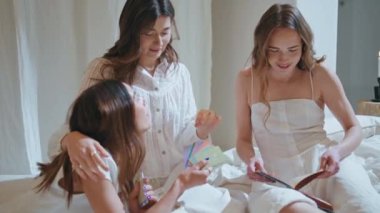 Rahat kızlar tarot kartlarıyla geleceği tahmin ediyorlar. Çekici arkadaşlar, gelin duşunda gizemli mistik ritüeller üzerinde çalışırlar. Heyecanlı neşeli modeller hafta sonu evde dinleniyor. Eğlence zamanı.