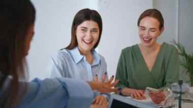 Başarılı takım ofiste el ele tutuşuyor. Neşeli meslektaşlar zaferi kutluyor. Gülümseyen kızlar ortak iş yaparak iyi bir ilişki desteğinin keyfini çıkarıyorlar. İş arkadaşları takım oluşturma kavramına güveniyor.