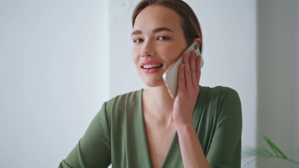 Una Empresaria Confiada Hablando Primer Plano Del Teléfono Celular Atractiva — Vídeo de stock