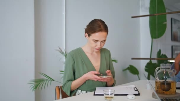 Skupiona Bizneswoman Smsująca Smartfona Pracy Poważnie Menedżer Wpisując Wiadomość Składając — Wideo stockowe