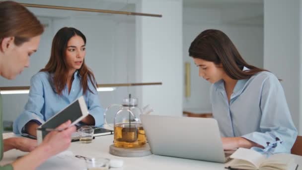 Affärskvinnor Pratar Kontor Möte Närbild Företagskollegor Arbetar Tillsammans Med Att — Stockvideo