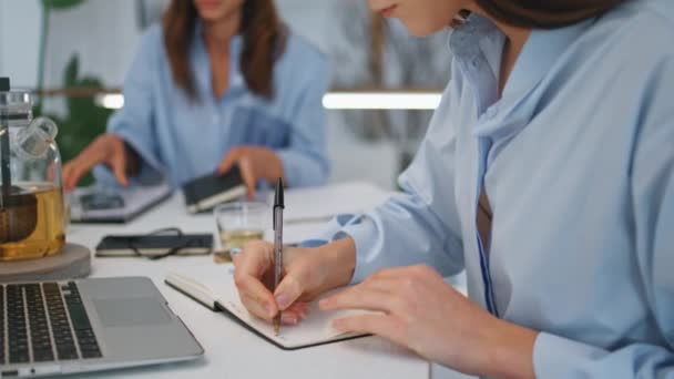 Mãos Fechadas Escrevendo Caderno Escritório Mulher Agenda Projeto Planejamento Profissional — Vídeo de Stock