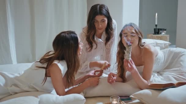 Kız Arkadaşlar Kaplıcada Dinleniyorlar Güzel Mankenler Hafta Sonları Yanan Aroma — Stok video