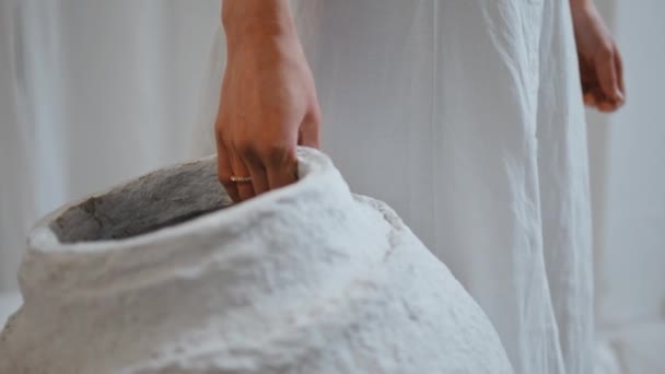 Palce Trzymają Ręcznie Robiony Wazon Kobieta Artystka Minimalnym Słoikiem Papier — Wideo stockowe