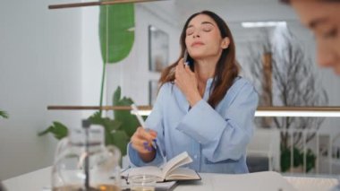 Arkadaş canlısı yönetici ofisteki müşteriyi arıyor. Şirket asistanı görüşmeyi ayarlıyor. Gülümseyen kadın gazeteci cep telefonuyla konuşuyor. Stüdyoda röportaj yapıyorlar. Halkla ilişkiler ekibi iş başında