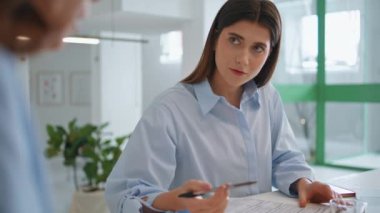 Sigorta müdürü yakın planda müşteriye danışıyor. Şirket akıl hocası, bilinmeyen stajyere belgeleri açıklıyor. Belgeleri kontrol eden ciddi bir mali analist. Avukatla iş ortaklığı..