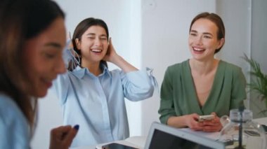 Yakın çekim neşeli meslektaşlar grup toplantısına gülüyorlar. Gülümseyen akıl hocası patron, şirket stajyerleriyle komik fikirleri paylaşıyor. Bilgi işlem yöneticileri keyifli sohbetler yapıyorlar. Dostça ilişkiler konsepti