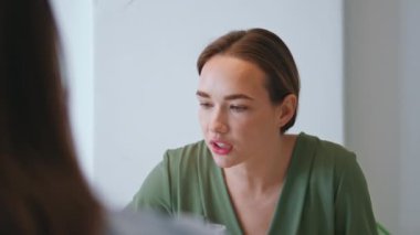 Ciddi bir yönetici ofis kapanış projesini tartışıyor. İş ekibi tartışma sorununa çözüm arıyor. Sinirli kadın çalışan cep telefonu kullanıyor. Ortaklık müzakereleri kavramı.