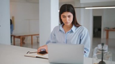 Ofis müdürü iş yerindeki çağrıya cevap veriyor. Odaklanmış çalışan bilgisayar pazarlama şirketi raporu hazırlıyor. Güzel meşgul kadın, konuşan profesyonel cep telefonu. Şirketten bir meslektaşım geçiyor..