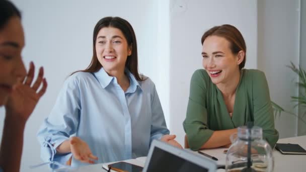 Ευτυχείς Υπάλληλοι Συζητούν Από Κοινού Έργο Closeup Χαρούμενη Ομάδα Γυναικών — Αρχείο Βίντεο