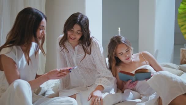 Női Barátok Pihennek Otthon Hétvégenként Relaxált Barátnők Keres Kártyajáték Élvezi — Stock videók