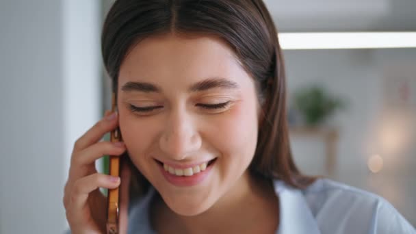 Щаслива Дівчина Говорить Мобільний Телефон Вдома Крупним Планом Приваблива Брюнетка — стокове відео