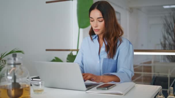 Atrakcyjna Kobieta Przeglądająca Laptop Współczesnym Biurze Skupiony Kierownik Projektu Wpisujący — Wideo stockowe
