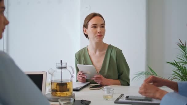 Travailleur Entreprise Écoute Réunion Avec Ses Collègues Gros Plan Plan — Video