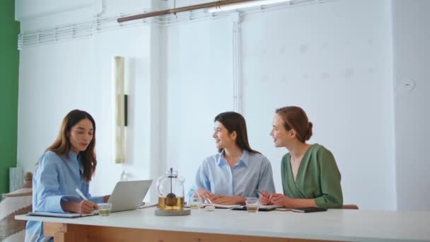 Bos Ramah Berbicara Karyawan Pada Pertemuan Tim Mentor Perusahaan Mendiskusikan — Stok Video