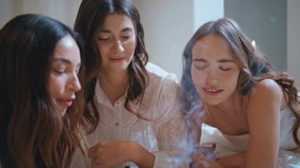 Szczęśliwi Przyjaciele Odpoczywający Domu Wieczornym Zbliżeniu Radosne Dziewczyny Plotkujące Palących — Wideo stockowe