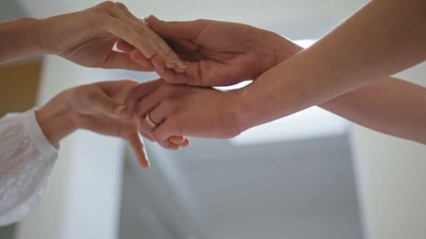 Κοντά Χέρια Ζευγάρι Χωρίζει Εσωτερικούς Χώρους Απαλά Γυναικεία Χέρια Που — Αρχείο Βίντεο