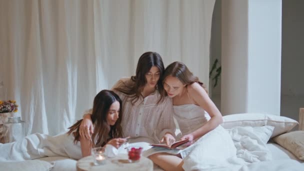 Meninas Lendo Regras Jogos Cartas Noite Pijama Mulheres Atraentes Descansam — Vídeo de Stock