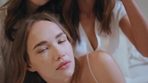 Closeup Krásná Dívka Pózuje Atraktivními Sestrami Okouzlující Rodinný Portrét Uvolněné — Stock video