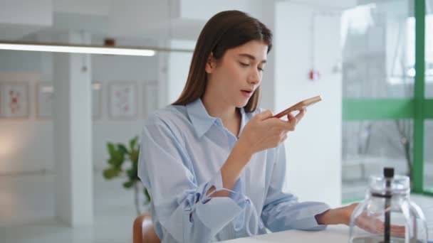 Pengusaha Menyebalkan Pembicara Kantor Gadis Yang Marah Menelepon Layanan Pelanggan — Stok Video
