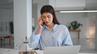 Yaratıcı tasarımcı iş yerindeki çağrıya cevap veriyor. Kapanış uzmanı kız cep telefonuyla görüşme ayarlıyor. Laptop bilgisayarında çalışan odaklanmış iş kadını avukat