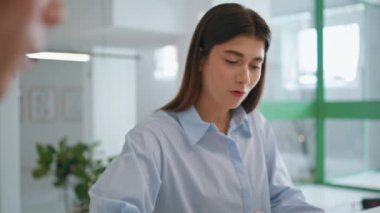 İş ortağı sözleşme imzaladı. Yakın plan. Genç kız müşteri, avukat banka çalışanıyla konuşurken belgeye bakıyor. Çekici iş kadını ofisinde yatırım müdürüyle tanışıyor. Şirket istihdam kavramı