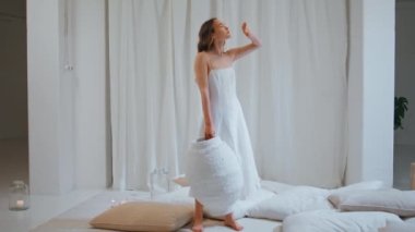 Minimalist iç mekanda yaratıcı bir kızın vazosu var. Güzel beyaz el yapımı tencere. Düşünen kız profesyonel tasarımcı şık bir iç tasarım hayal ediyor. Ev dekoratörü apartman detaylarını planlıyor