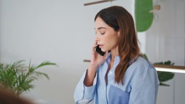 Kendine güvenen bir iş kadını çağrıya yakından cevap veriyor. Profesyonel kadın bak kağıtları akıllı telefon konuşmalarında kontratı tartışıyor. Başarılı kadın yönetici iş ortağı konuşuyor. Kadın CEO uzmanı.