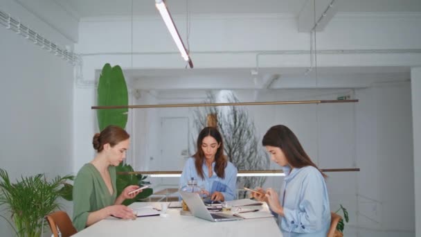 Kvinnolag Arbetar Tillsammans Kontoret Kreativa Chefer Dricksvatten Kontroll Smartphones Arbetsplatsen — Stockvideo