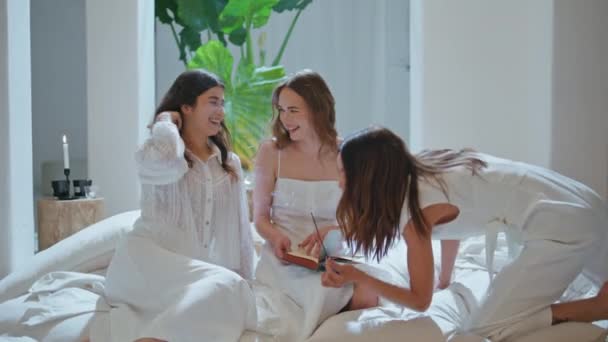Hermanas Alegres Hablando Casa Pijamada Las Mujeres Felices Descansan Quemando — Vídeos de Stock