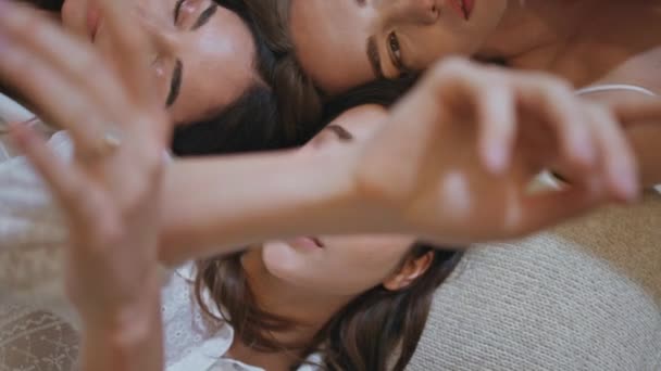 Portret Uwodzicielskich Dziewczyn Pozujących Góry Nogami Piękna Pani Delikatnie Dotyka — Wideo stockowe