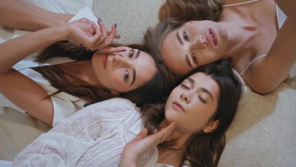 Девушки Трогают Идеальный Вид Сверху Три Привлекательные Модели Лежащие Кровати — стоковое видео
