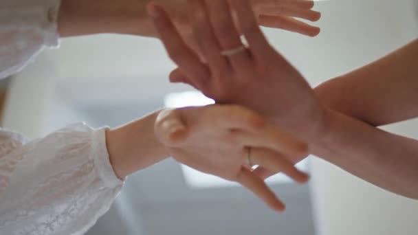 Mulher Mãos Dançando Graciosamente Estúdio Arte Close Braços Casal Femininos — Vídeo de Stock