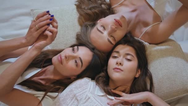Όμορφες Γυναίκες Ξαπλωμένες Μαζί Top View Γαλήνια Κορίτσια Απαλά Αγγίζοντας — Αρχείο Βίντεο