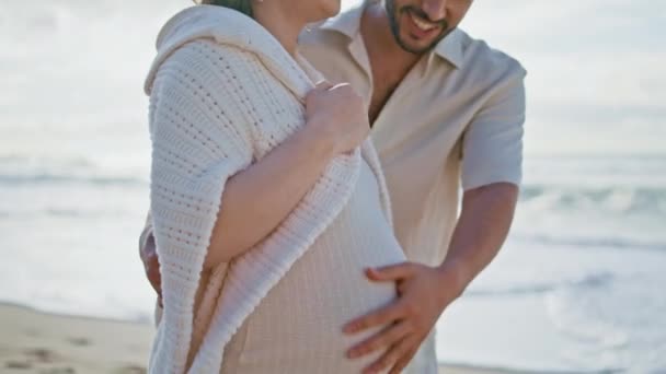 Šťastný Muž Dotýká Těhotné Břicho Milovaná Manželka Kráčí Slunce Pláž — Stock video