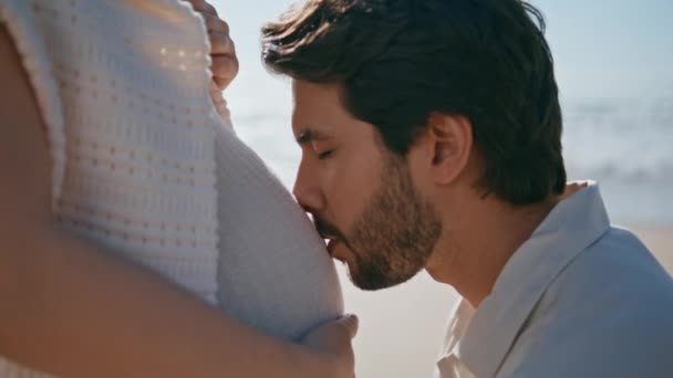 Mann Küsst Schwangeren Bauch Entzückende Frau Die Sonnigen Ufer Des — Stockvideo