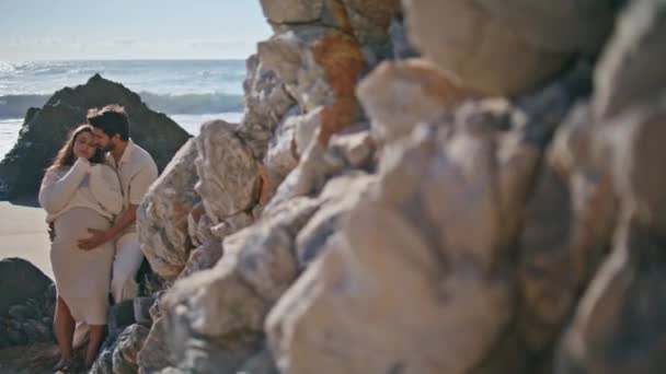 Těhotná Pár Sbližování Pláž Blízkosti Kamenných Útesů Elegantní Muž Hladící — Stock video