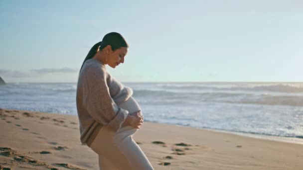 Kvinna Väntar Barn Ser Fantastisk Kväll Havsutsikt Stående Strand Sand — Stockvideo