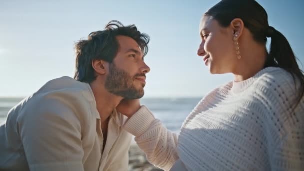 Romantyczni Małżonkowie Patrzą Siebie Miłością Siedząc Słoneczną Plażę Wieczorem Bliska — Wideo stockowe