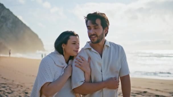 Familia Embarazada Romántica Buscando Hermoso Paisaje Marino Verano Caminando Playa — Vídeo de stock